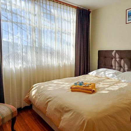 The Quito Guest House With Yellow Balconies For Travellers Екстер'єр фото