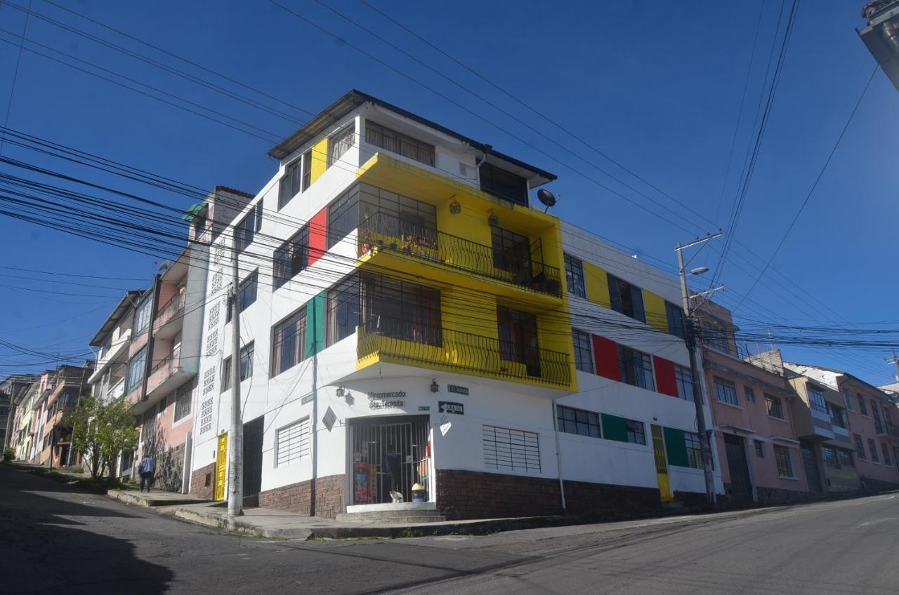 The Quito Guest House With Yellow Balconies For Travellers Екстер'єр фото