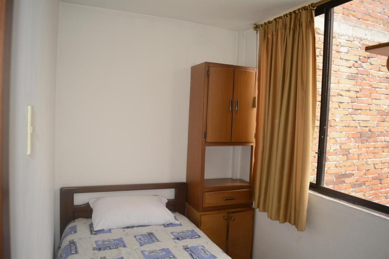 The Quito Guest House With Yellow Balconies For Travellers Екстер'єр фото