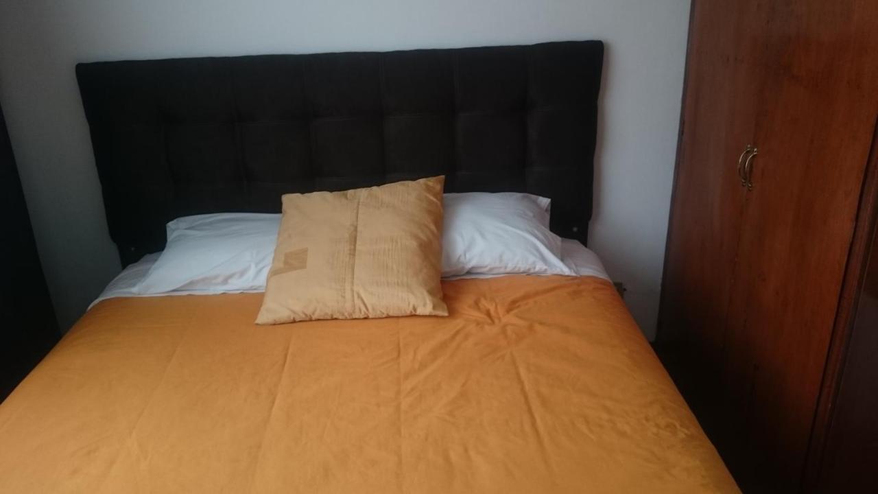 The Quito Guest House With Yellow Balconies For Travellers Екстер'єр фото