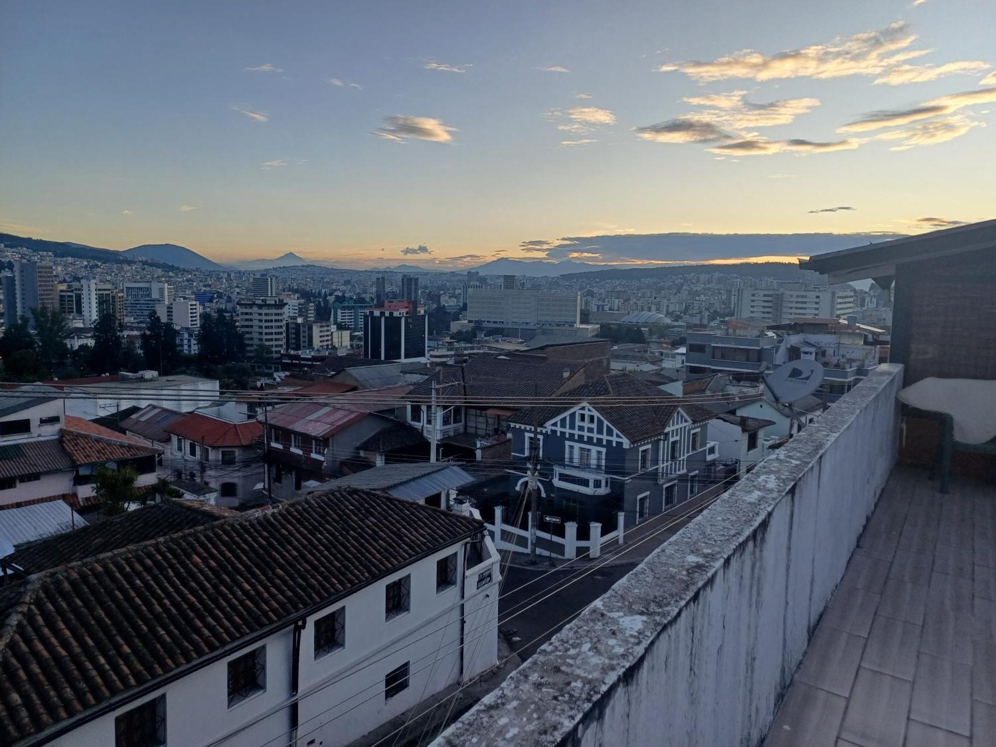 The Quito Guest House With Yellow Balconies For Travellers Екстер'єр фото