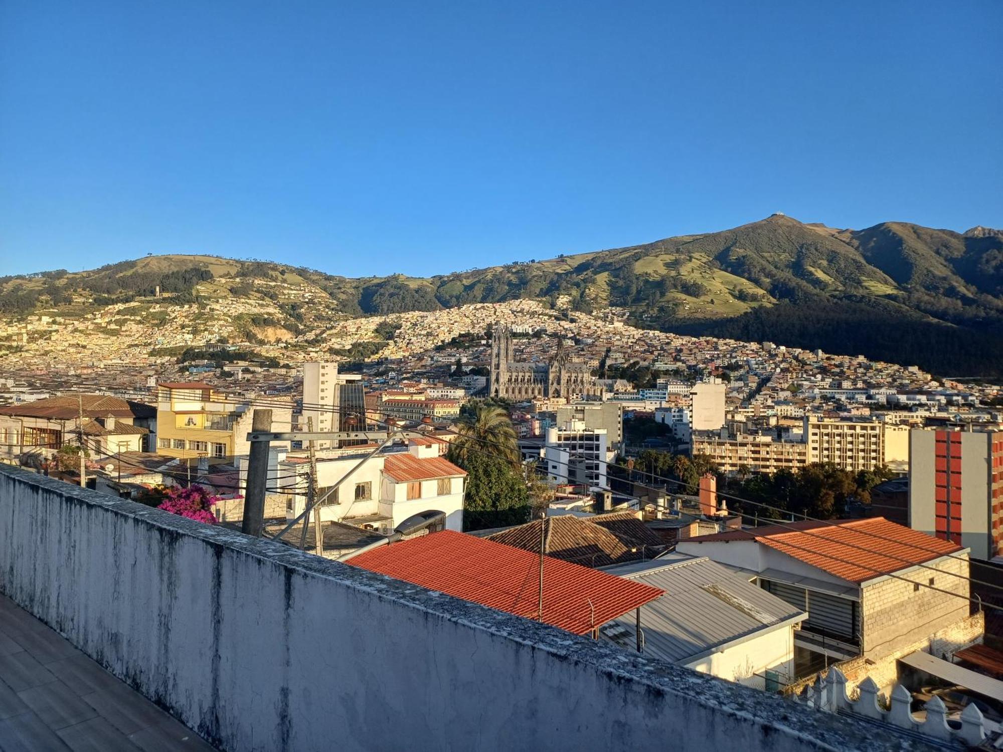 The Quito Guest House With Yellow Balconies For Travellers Екстер'єр фото