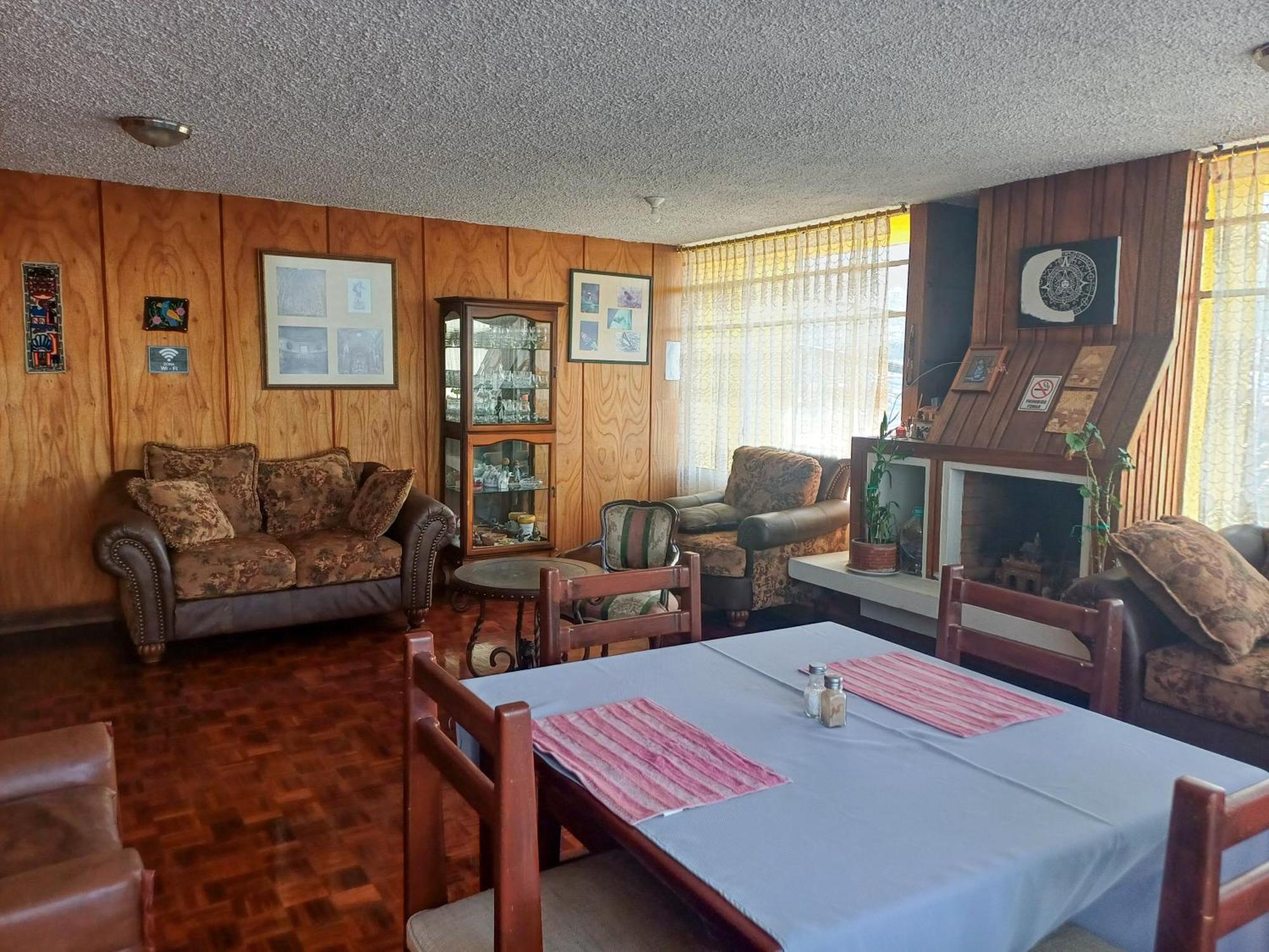 The Quito Guest House With Yellow Balconies For Travellers Екстер'єр фото