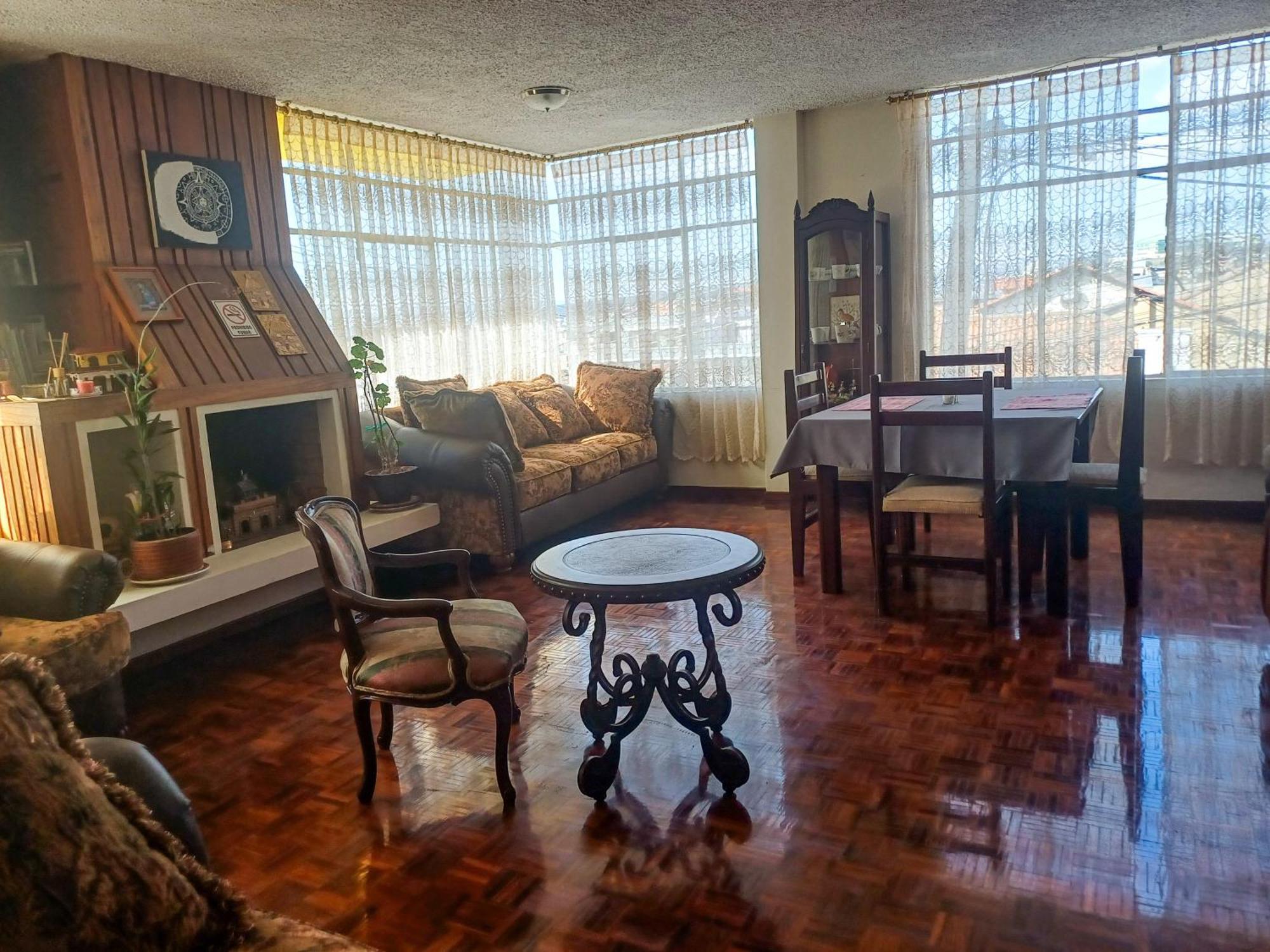 The Quito Guest House With Yellow Balconies For Travellers Екстер'єр фото