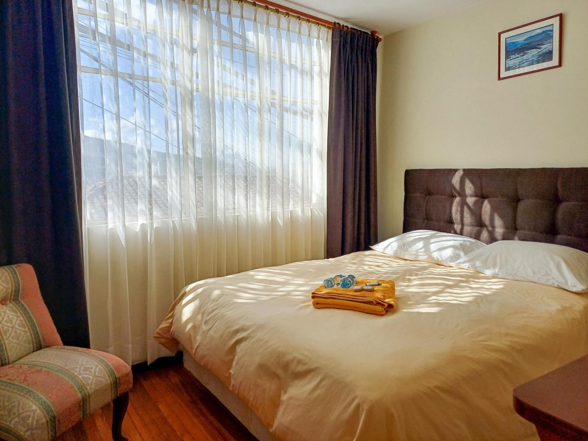 The Quito Guest House With Yellow Balconies For Travellers Екстер'єр фото