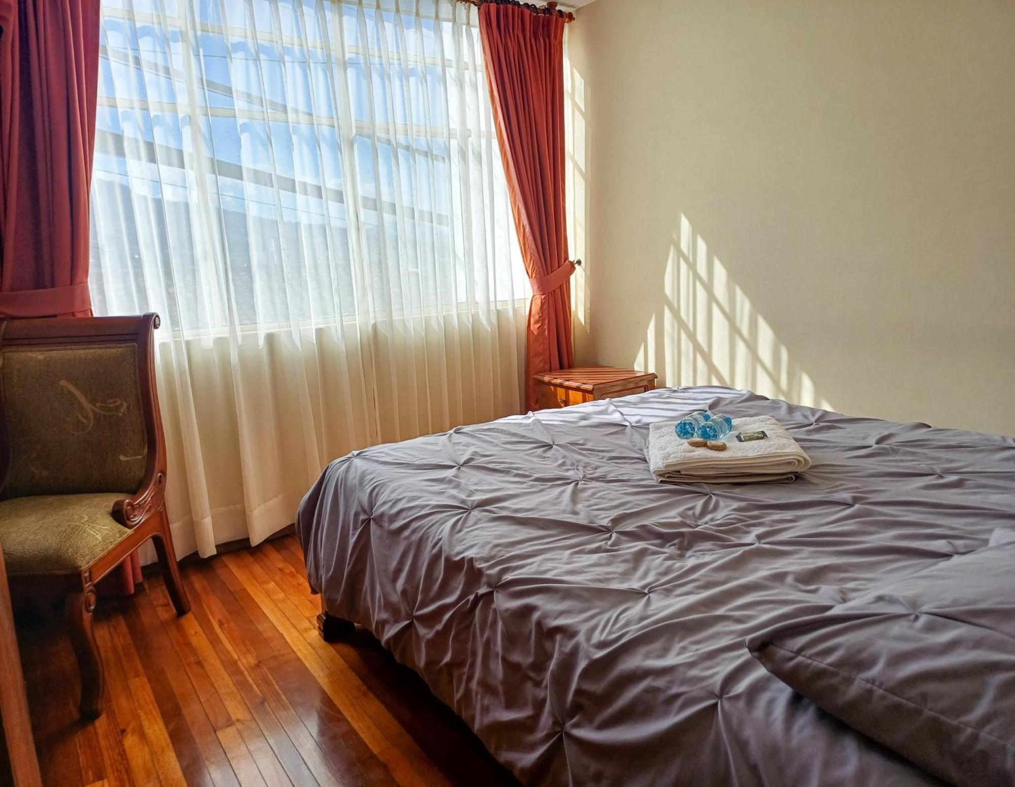 The Quito Guest House With Yellow Balconies For Travellers Екстер'єр фото