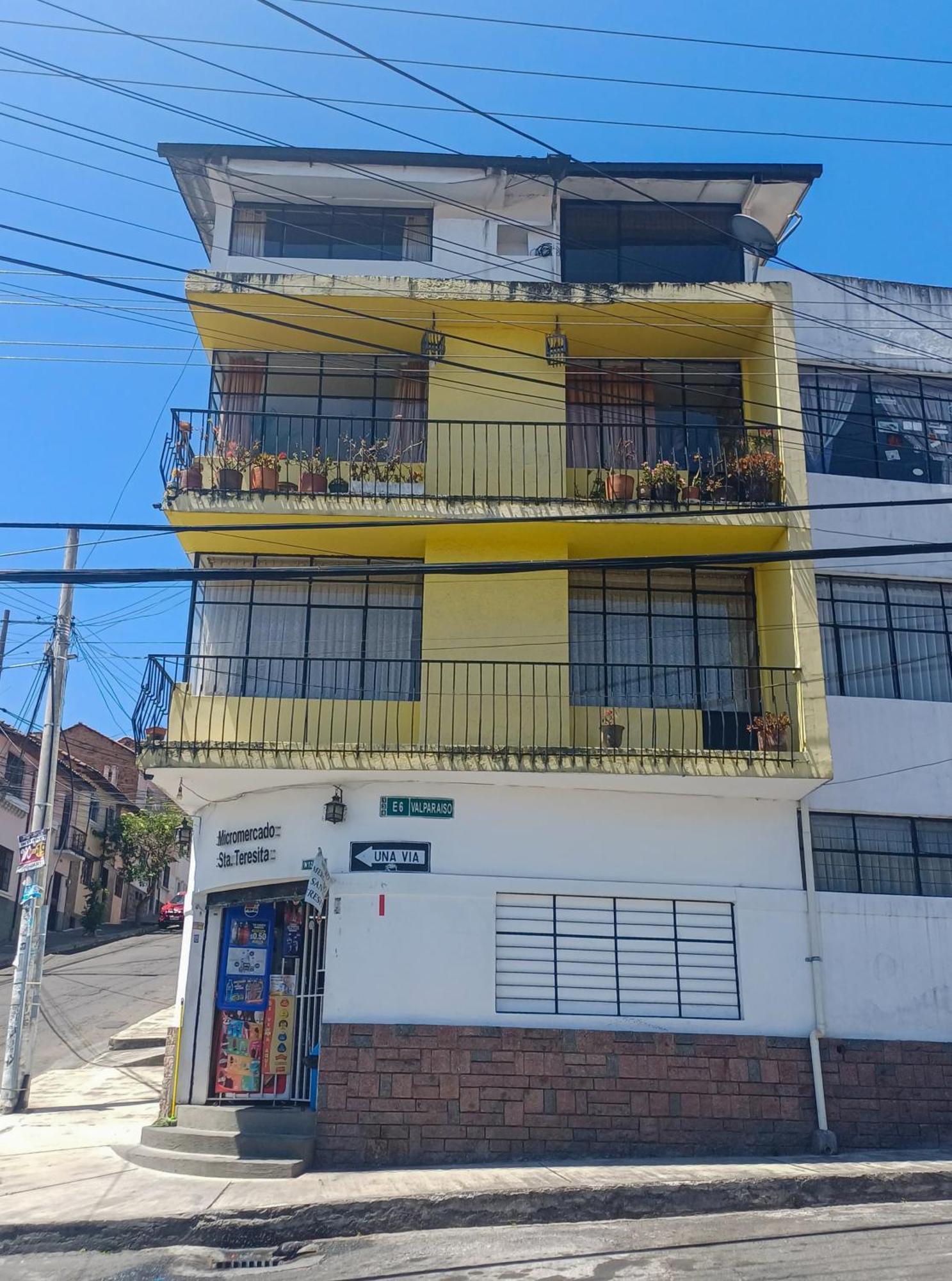 The Quito Guest House With Yellow Balconies For Travellers Екстер'єр фото