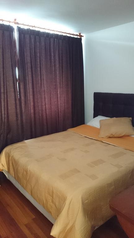 The Quito Guest House With Yellow Balconies For Travellers Номер фото
