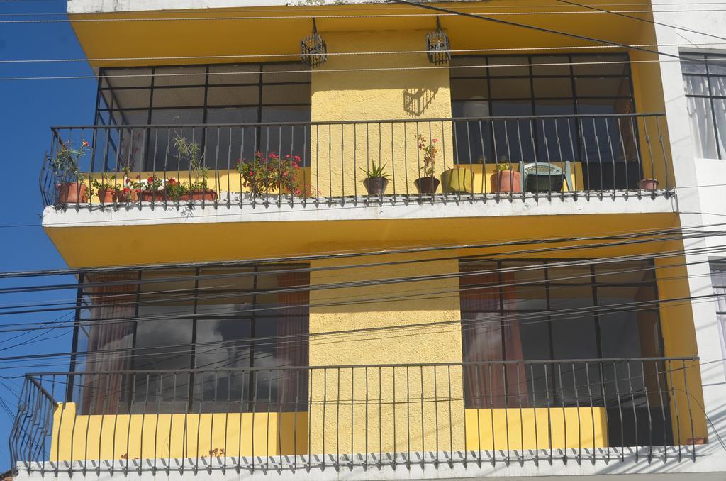 The Quito Guest House With Yellow Balconies For Travellers Екстер'єр фото