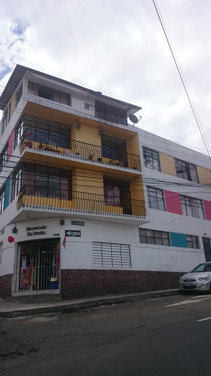 The Quito Guest House With Yellow Balconies For Travellers Екстер'єр фото