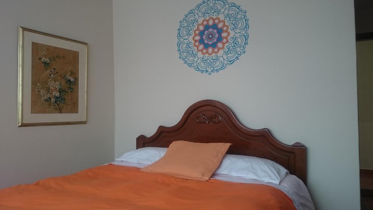 The Quito Guest House With Yellow Balconies For Travellers Екстер'єр фото